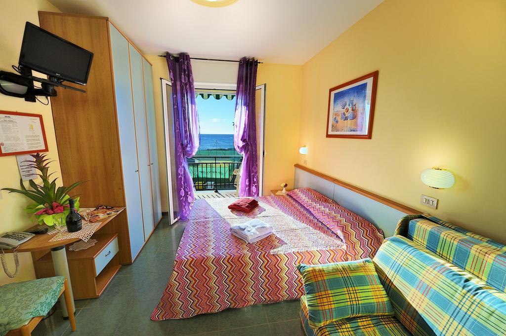 Hotel Lucerna Arma di Taggia Exteriör bild